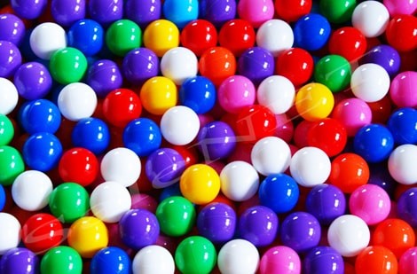 Kolorowe piłki do suchego basenu lub kojca dla dzieci